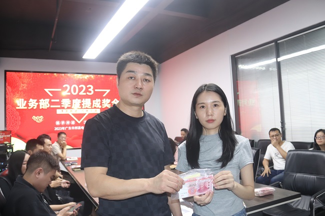 左（曹总）右（外贸部大客户经理陈施羽）