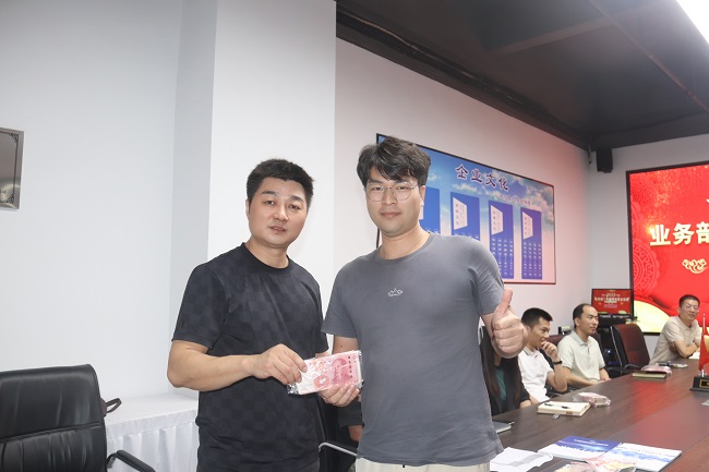 左（曹总）右（徐策）