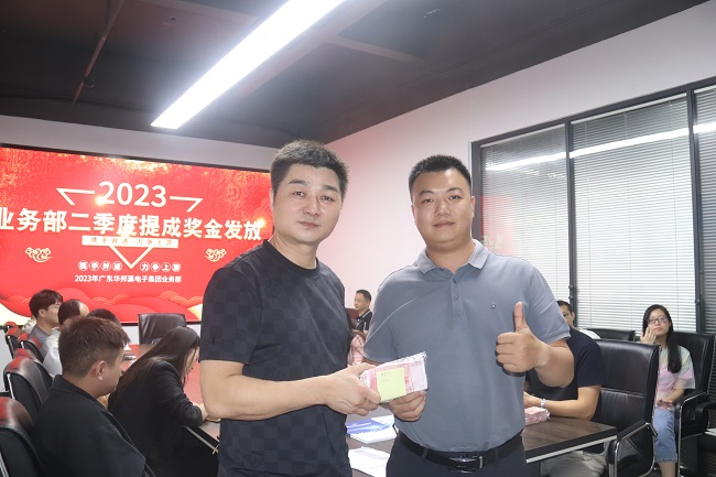 左（曹总）右（杨主管）