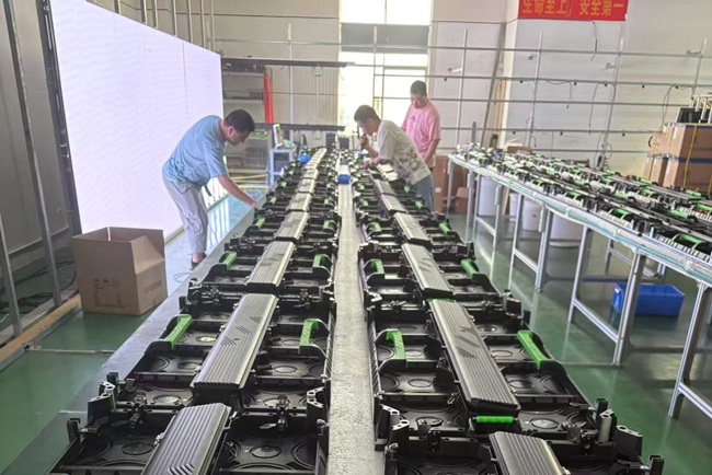 华邦瀛：深圳车间里的led租赁屏，点亮美国舞台