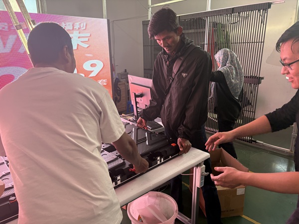 马来西亚客户验货实录：华邦瀛P8户外LED显示屏压铸铝箱体（960*960mm）专业评测与技术解析