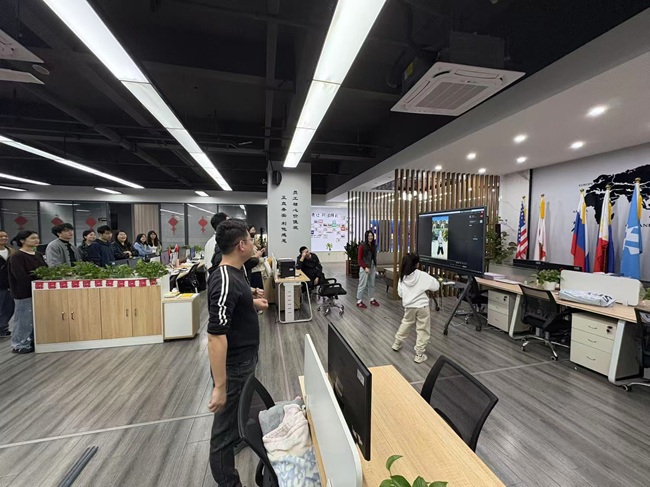 活力开篇，团队共舞：周一晨会开启创新协作新篇章