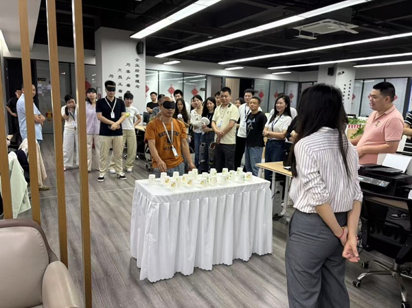 华邦瀛周一早会玩蒙眼叠纸杯：5组PK冠军叠24个_团队游戏_企业文化