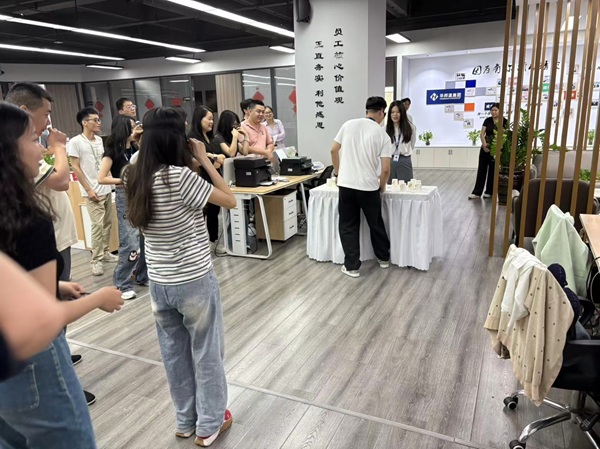 华邦瀛周一早会玩蒙眼叠纸杯：5组PK冠军叠24个_团队游戏_企业文化