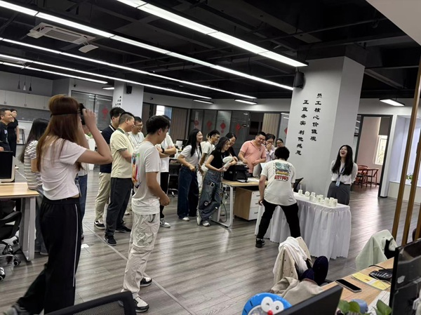 华邦瀛集团周一早会蒙眼叠纸杯挑战赛圆满举行
