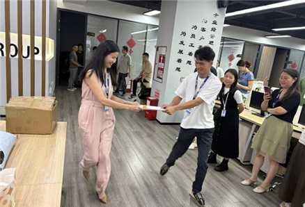 华邦瀛早会活动：《薄纸托球，厚谊传心》