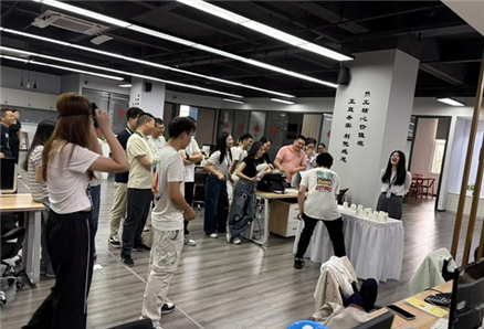 华邦瀛集团周一早会蒙眼叠纸杯挑战赛圆满举行
