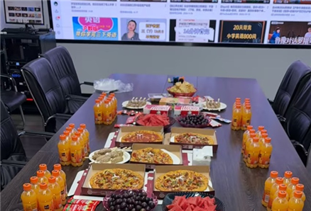 忙到下午三点，公司把会议室变成了零食铺 | 华邦瀛下午茶现场
